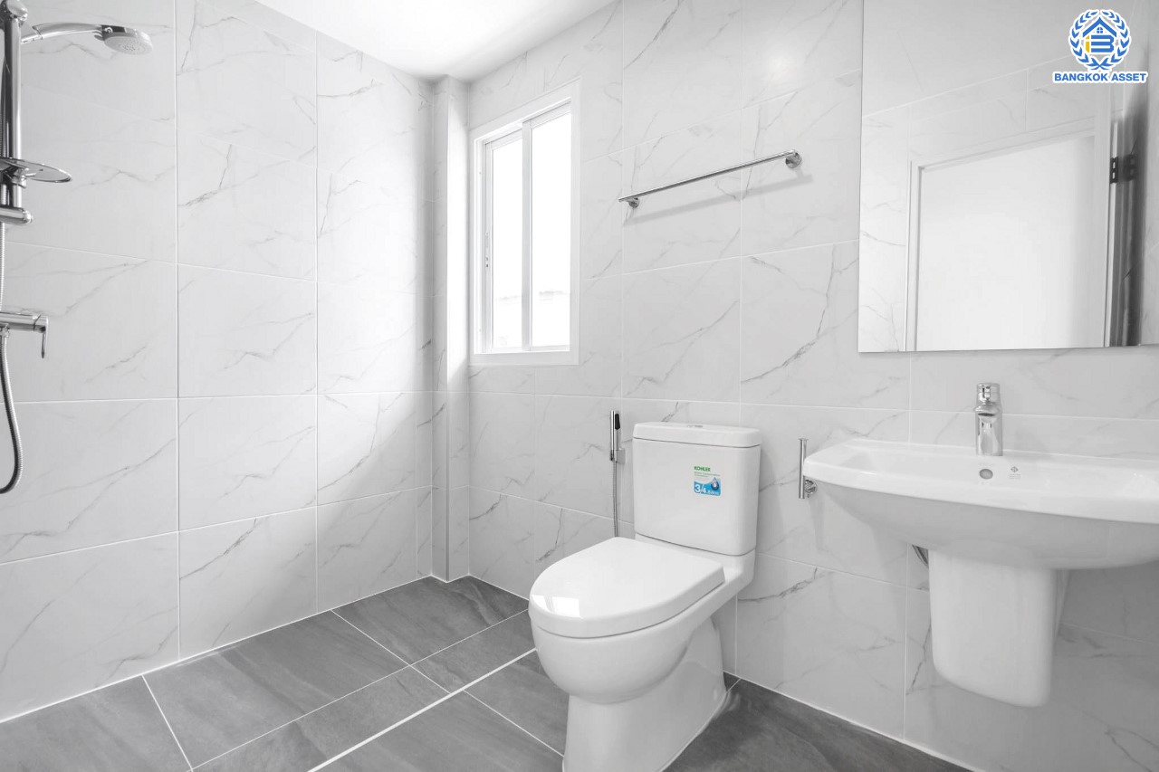 บ้านมือสองตกแต่งใหม่ ม.คาซ่าพรีเมี่ยม ราชพฤกษ์-พระราม5 บ้านเดี่ยวหลังใหญ่ 3 ชั้น แบรนด์ Q.House เนื้อที่ 50.4 ตร.ว. ดีไซน์ตอบทุกไลฟ์สไตล์ ฟังก์ชัน 3 ห้องนอนใหญ่ 4 ห้องน้ำ จอดรถได้ 4 คัน บนทำเลติดถนนใหญ่ เชื่อมต่อทุกเส้นทาง ใกล้ตลาดเจ้าพระยา ,เดอะวอล์ค ,ร.ร.เตรียมอุดมศึกษาฯ เซ็นทรัลเวสต์เกตและรถไฟฟ้า "สถานีบางพลู"